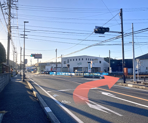 通過後1つめの交差点を右折