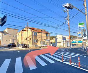 JRの線路の下を通過後三ツ谷の信号機を右折します。